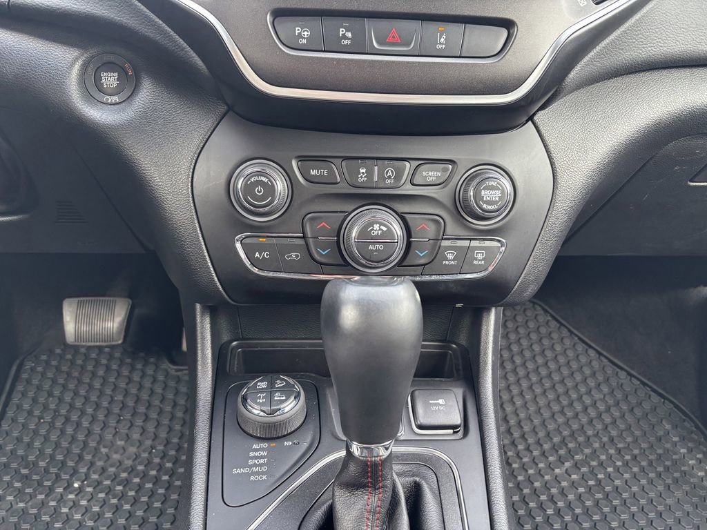 Used 2021 Jeep Cherokee Trailhawk w/ Technology Group image 19