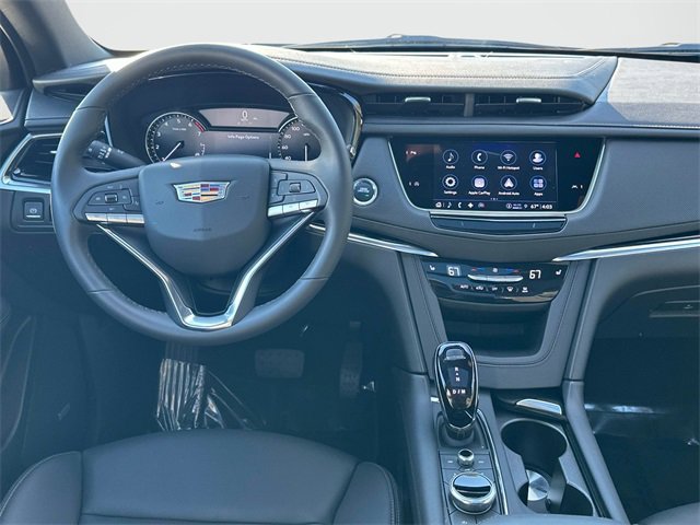 Used 2025 Cadillac XT6 Luxury image 2