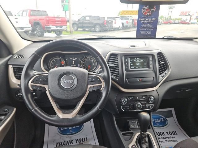 Used 2018 Jeep Cherokee Latitude w/ Altitude Package FWD image 14
