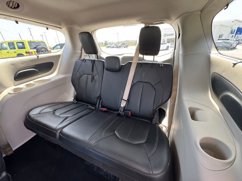 Used 2020 Chrysler Pacifica Touring-L w/ Tire & Wheel Group image 14