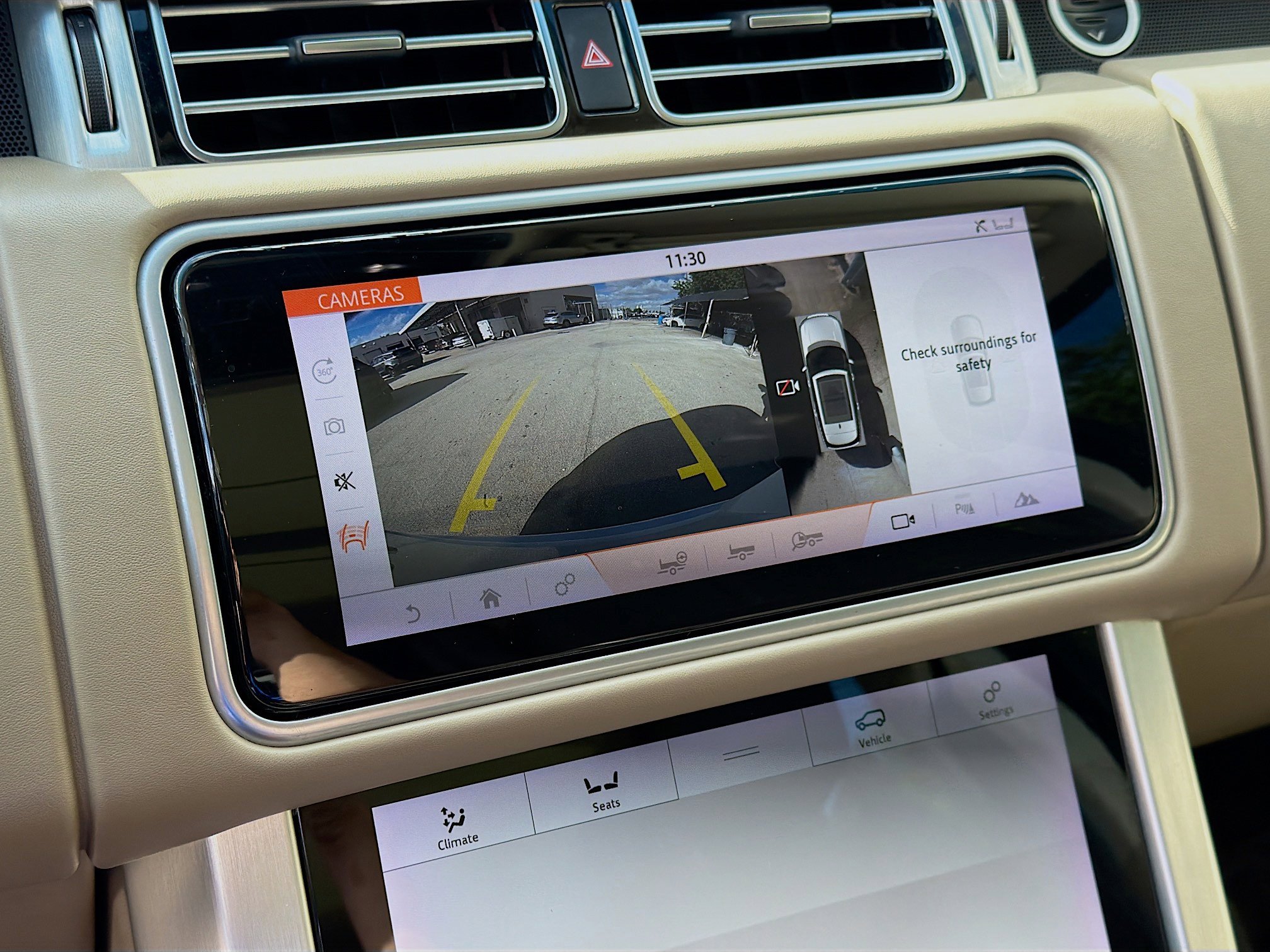 Used 2018 Land Rover Range Rover HSE image 14