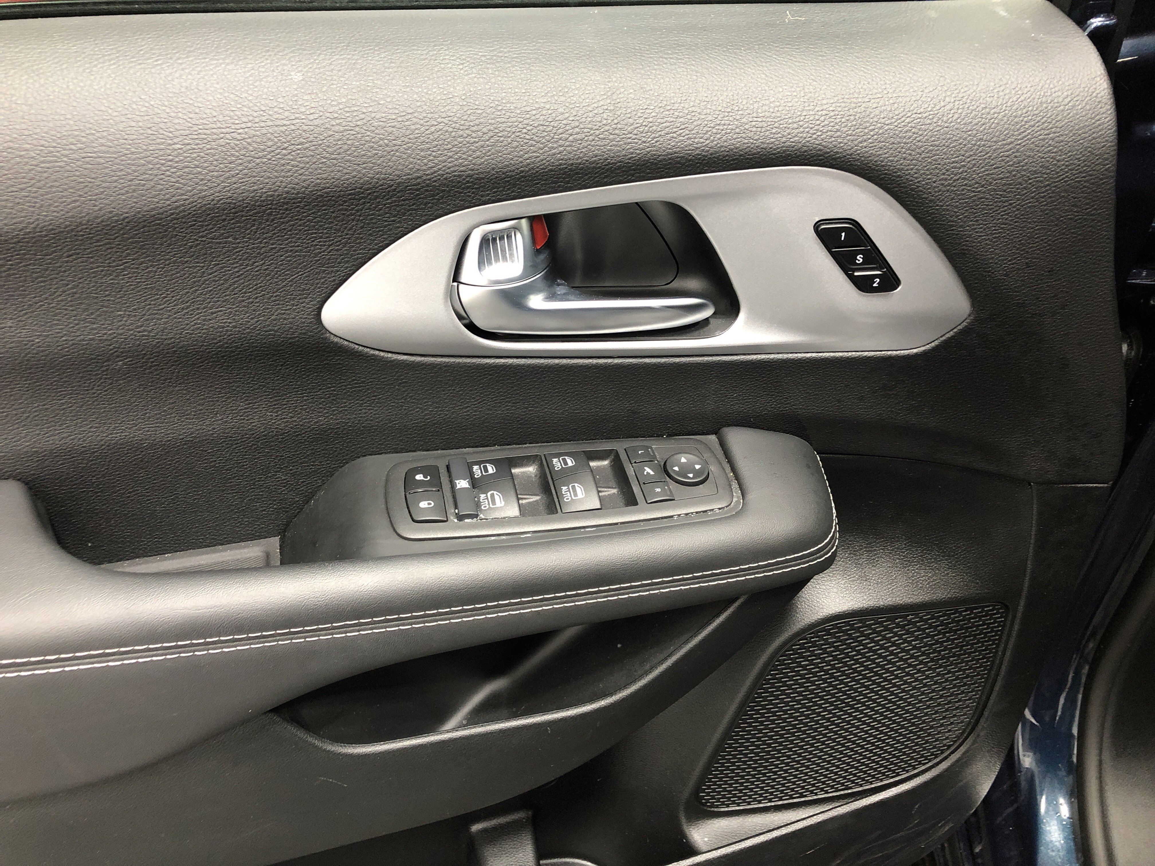 Certified 2025 Chrysler Pacifica Limited FWD image 17