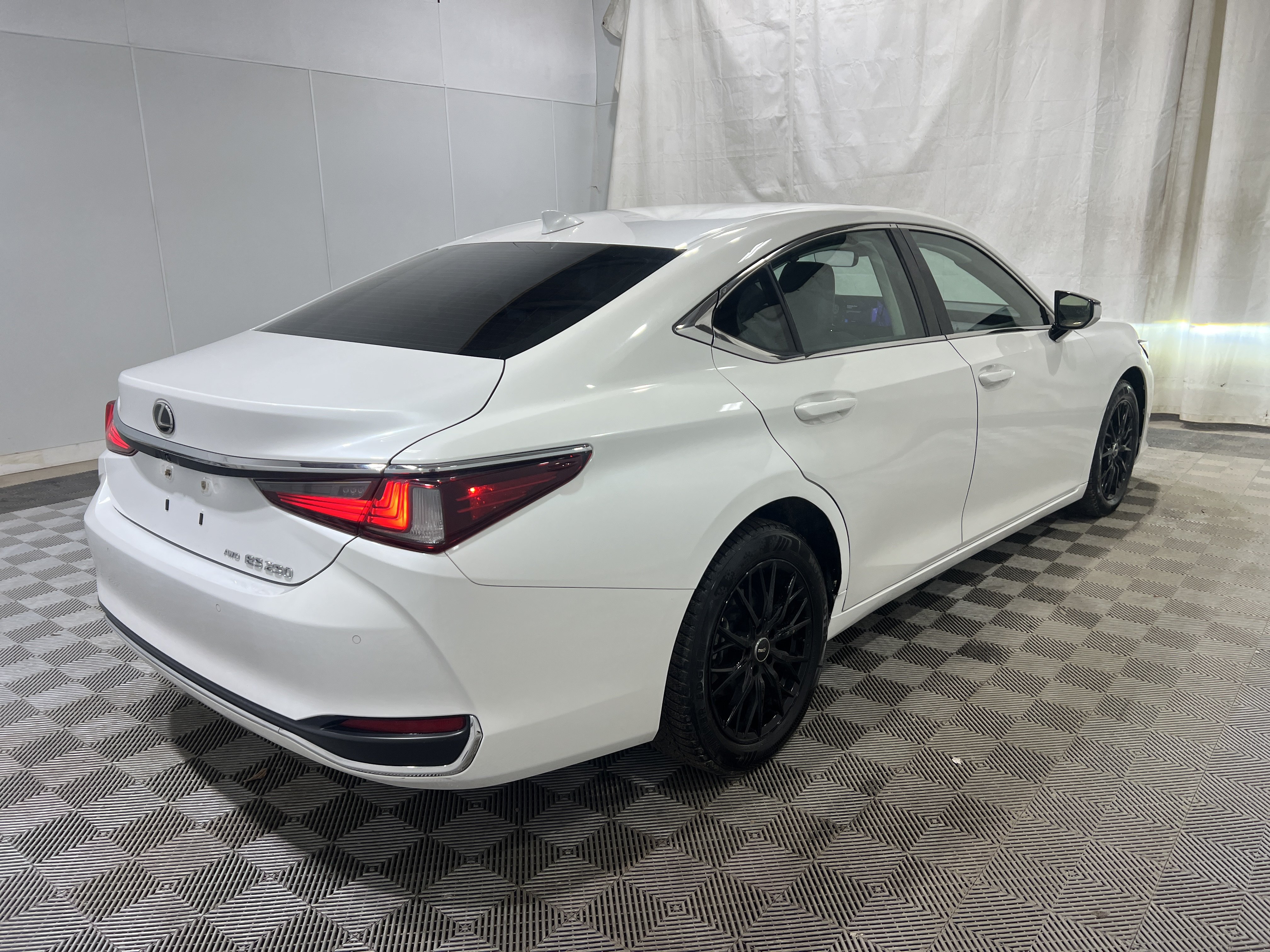 Used 2023 Lexus ES 250 w/ Premium Package AWD/4WD image 3