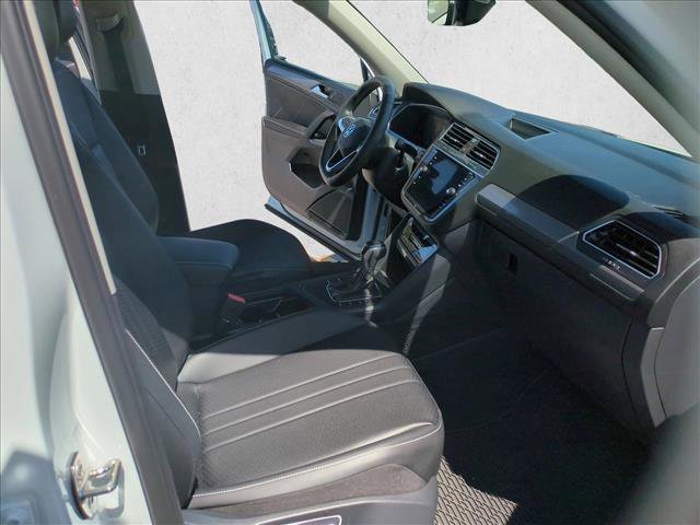 Used 2023 Volkswagen Tiguan SE w/ Panoramic Sunroof Package FWD image 22