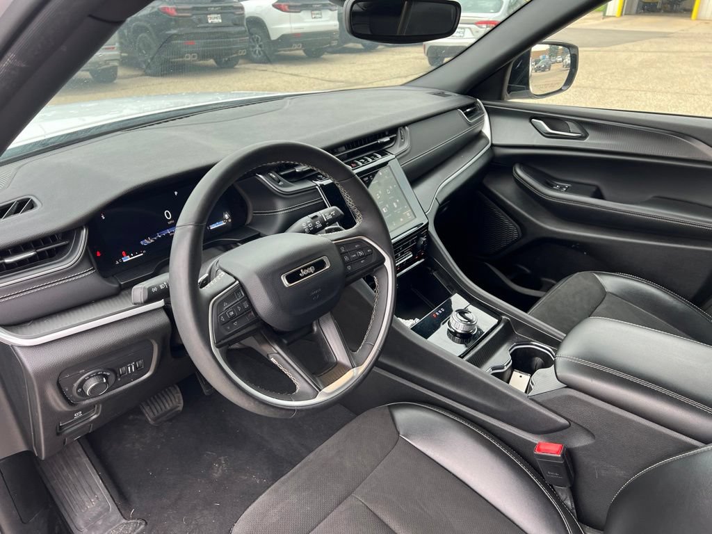 Used 2024 Jeep Grand Cherokee Altitude RWD image 19