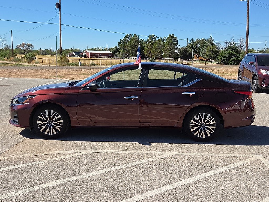 Used 2025 Nissan Altima 2.5 SV FWD image 2