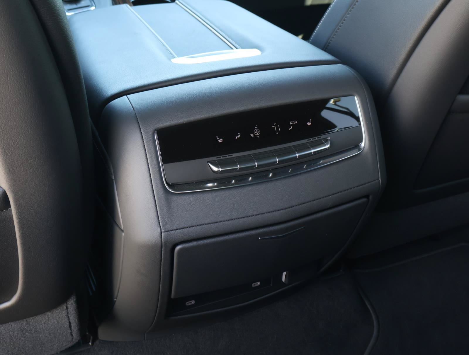 Certified 2024 Cadillac Escalade Luxury RWD image 17