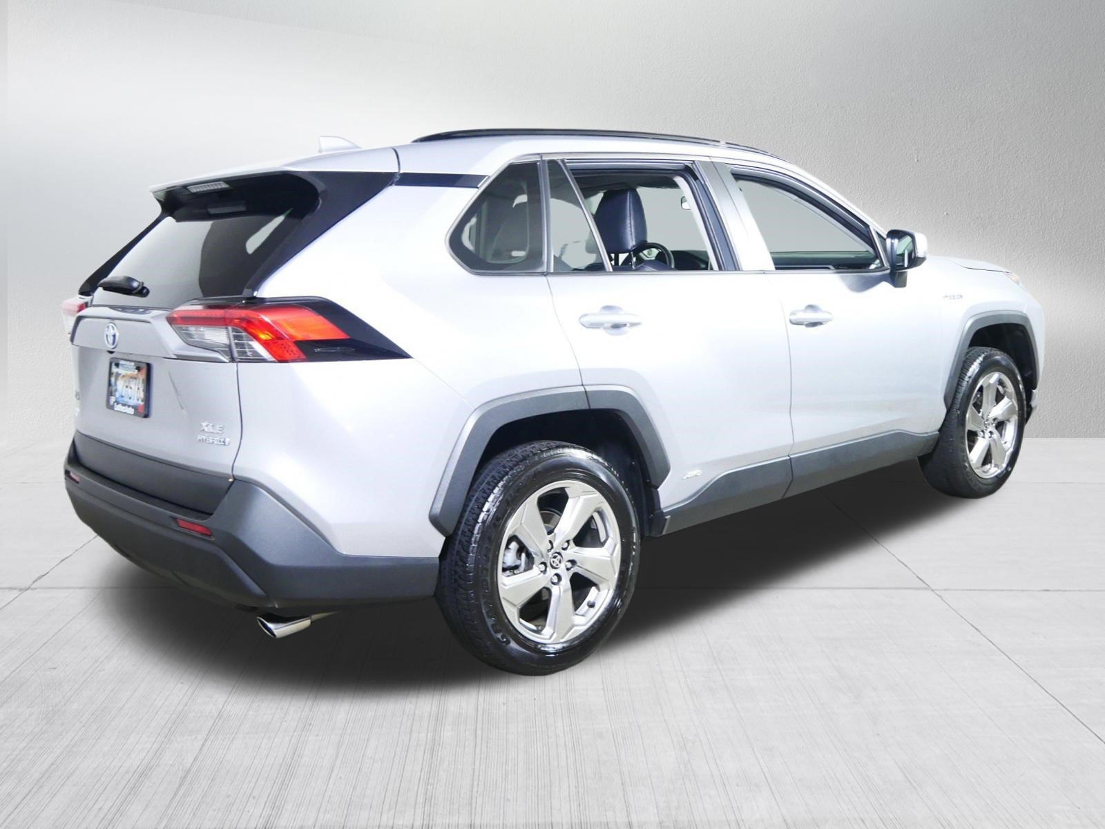 Used 2021 Toyota RAV4 XLE Premium AWD/4WD image 7