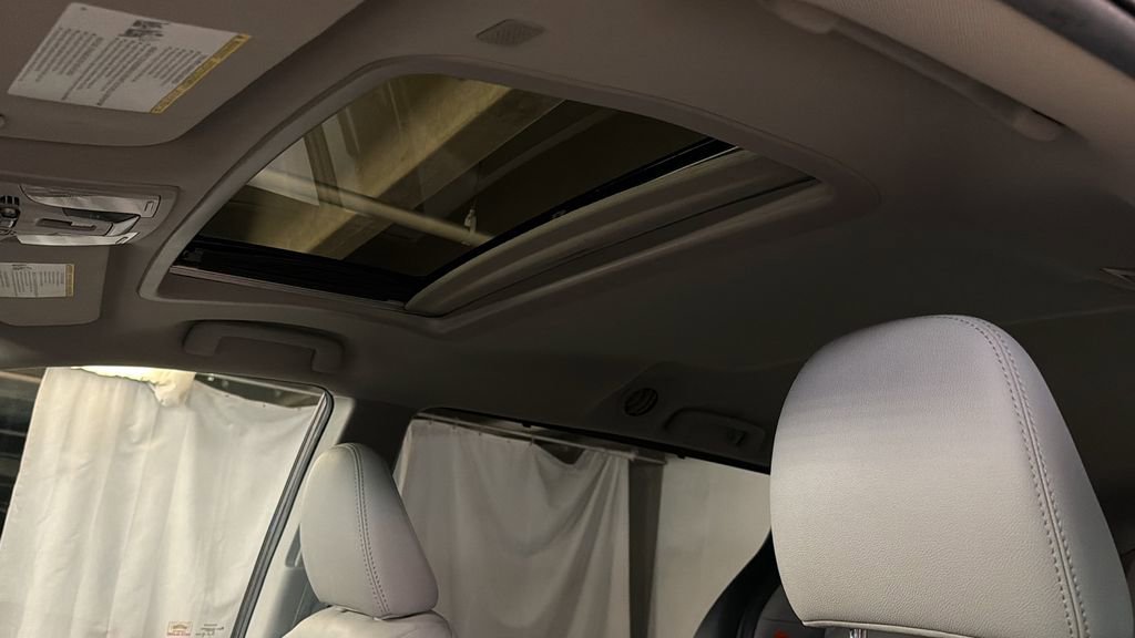 Used 2020 Toyota Sienna XLE image 6