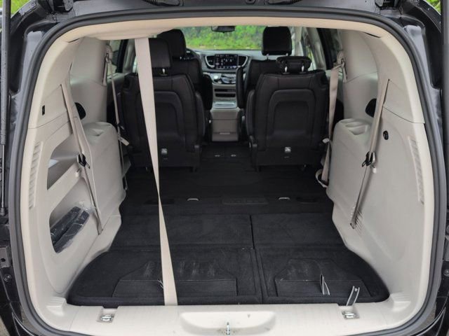 Used 2024 Chrysler Pacifica Touring-L FWD image 28