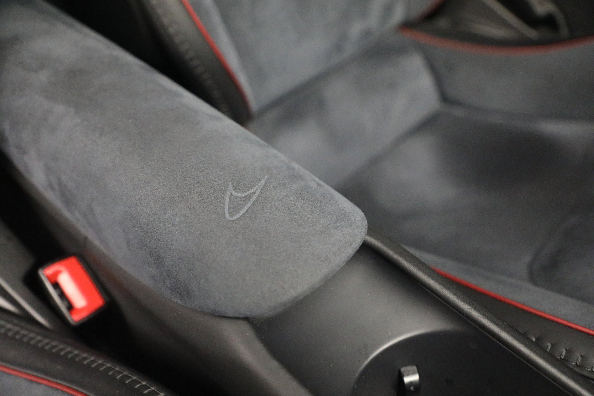 Used 2023 McLaren Artura RWD image 29