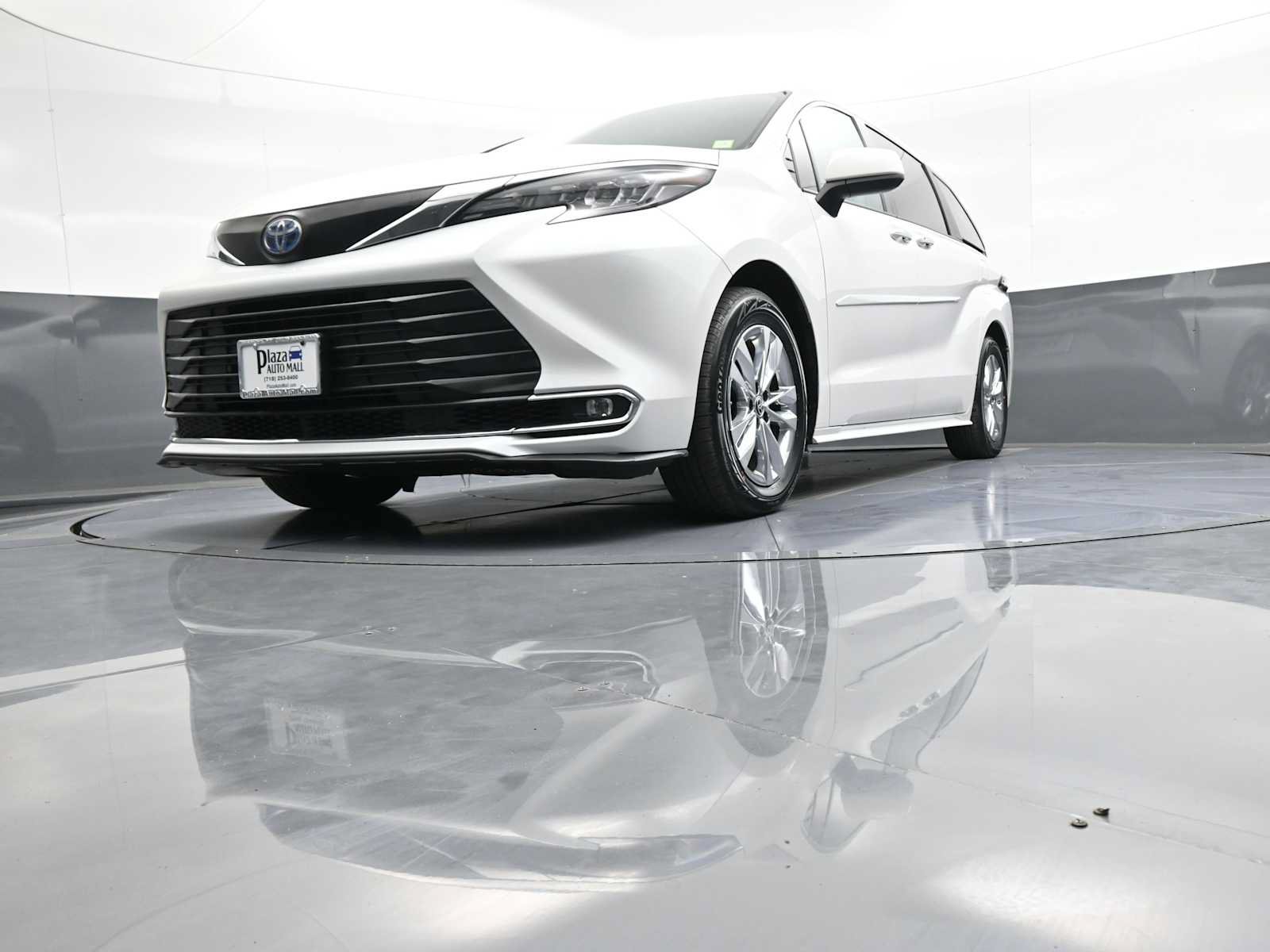 Used 2024 Toyota Sienna XLE w/ XLE Plus Package AWD/4WD image 28