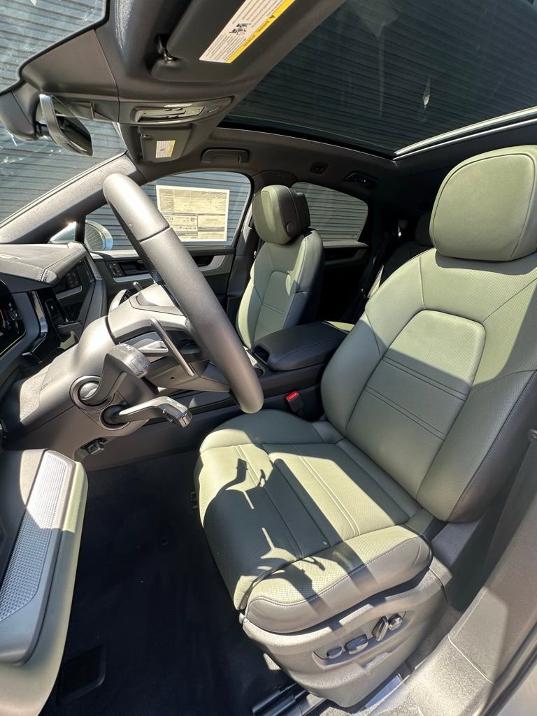 Used 2025 Porsche Cayenne Coupe image 5