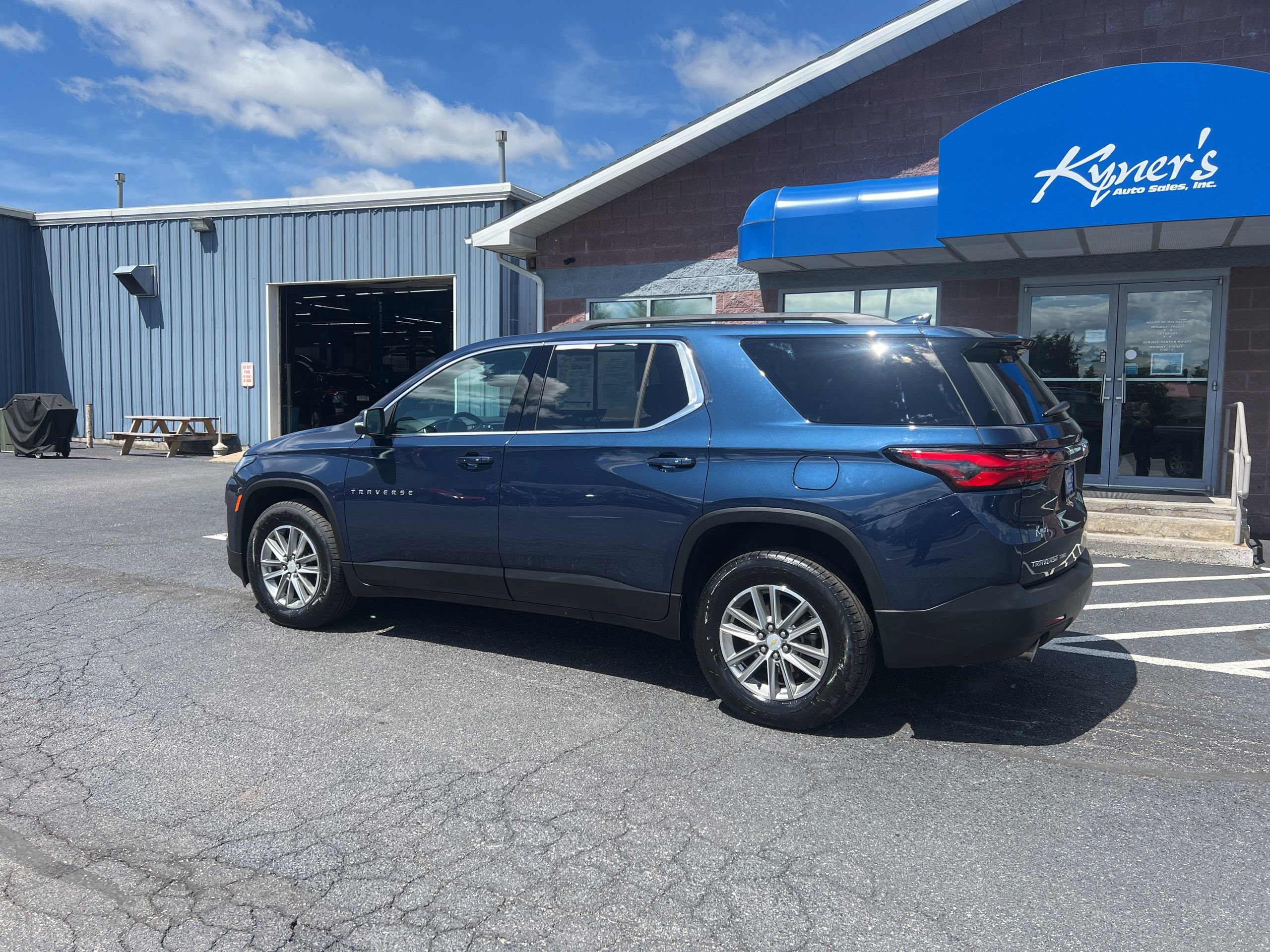 Used 2023 Chevrolet Traverse LT AWD/4WD image 4