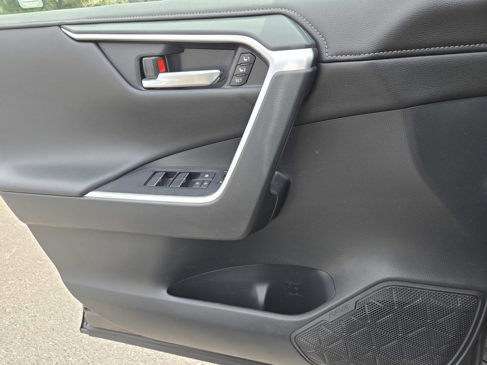 Used 2019 Toyota RAV4 Limited image 17