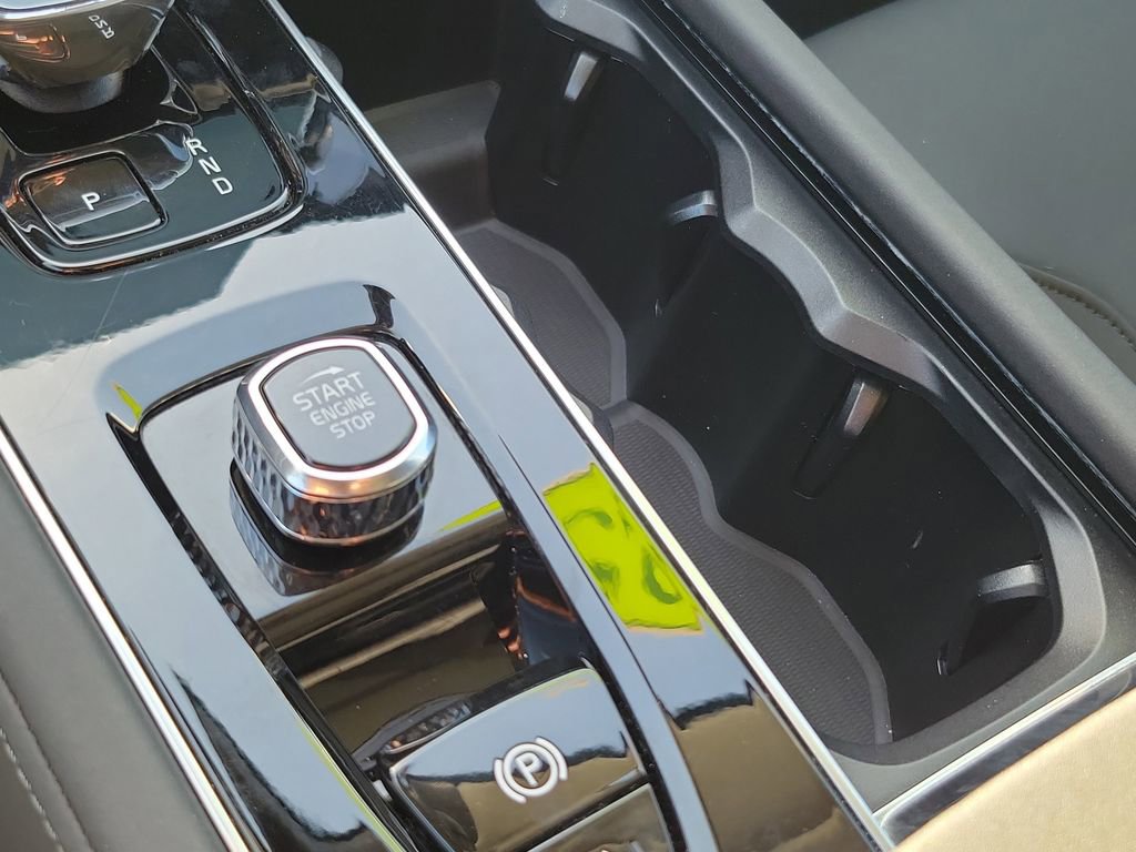 Certified 2025 Volvo XC90 B5 Plus image 32