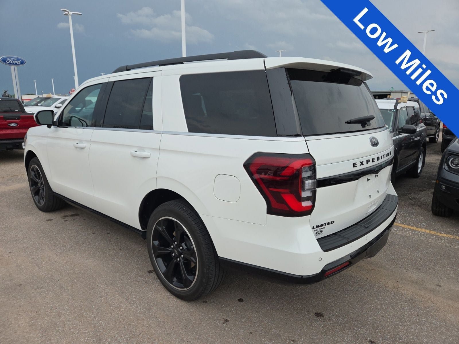 Used 2024 Ford Expedition Limited AWD/4WD image 3