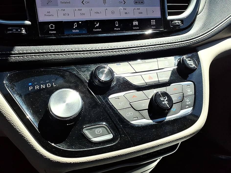 Used 2023 Chrysler Pacifica Touring-L FWD image 28