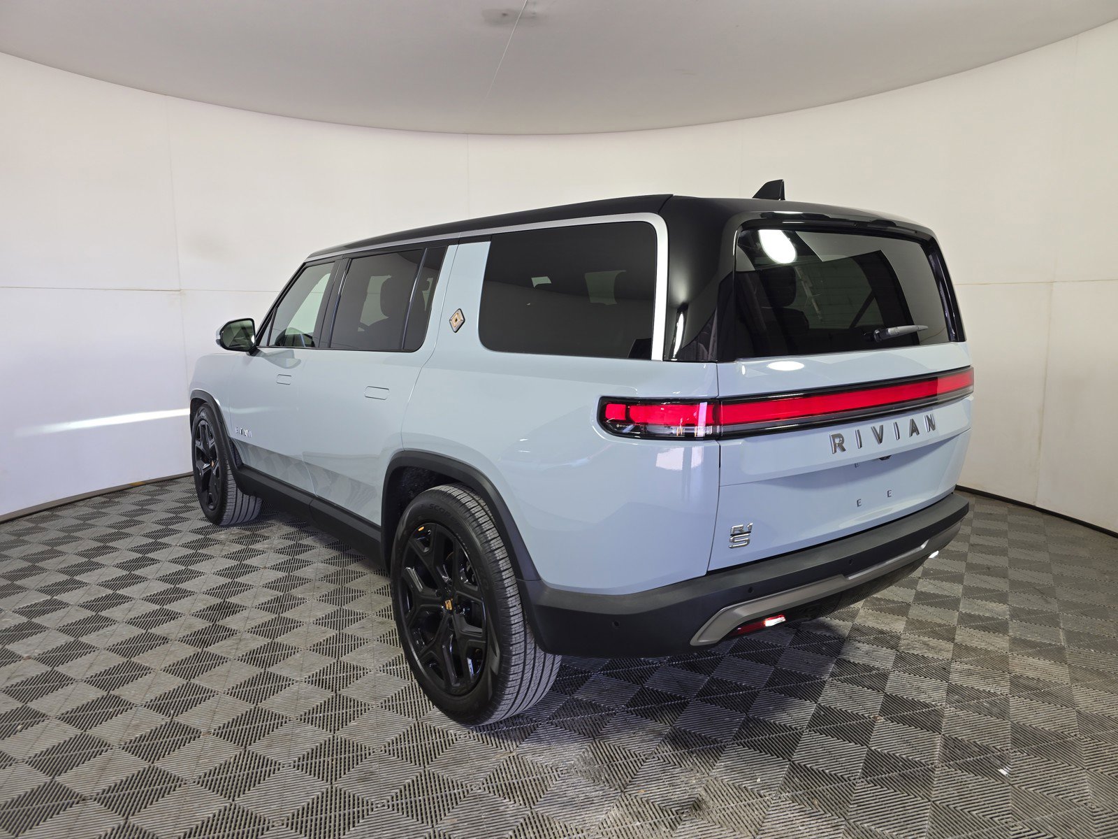 Used 2024 Rivian R1S Adventure image 3