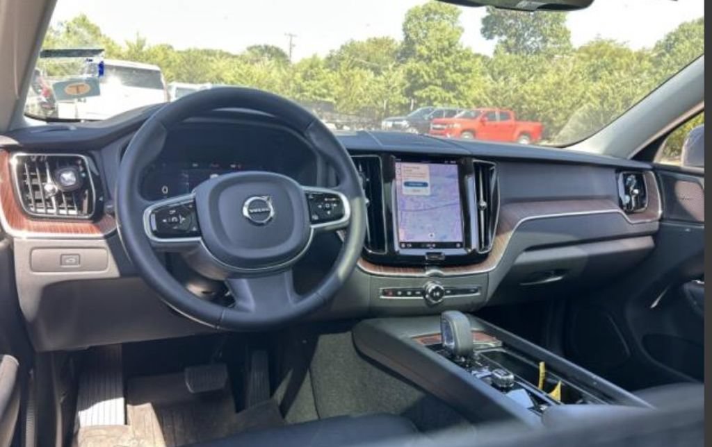 Used 2023 Volvo XC60 B5 Plus FWD image 3