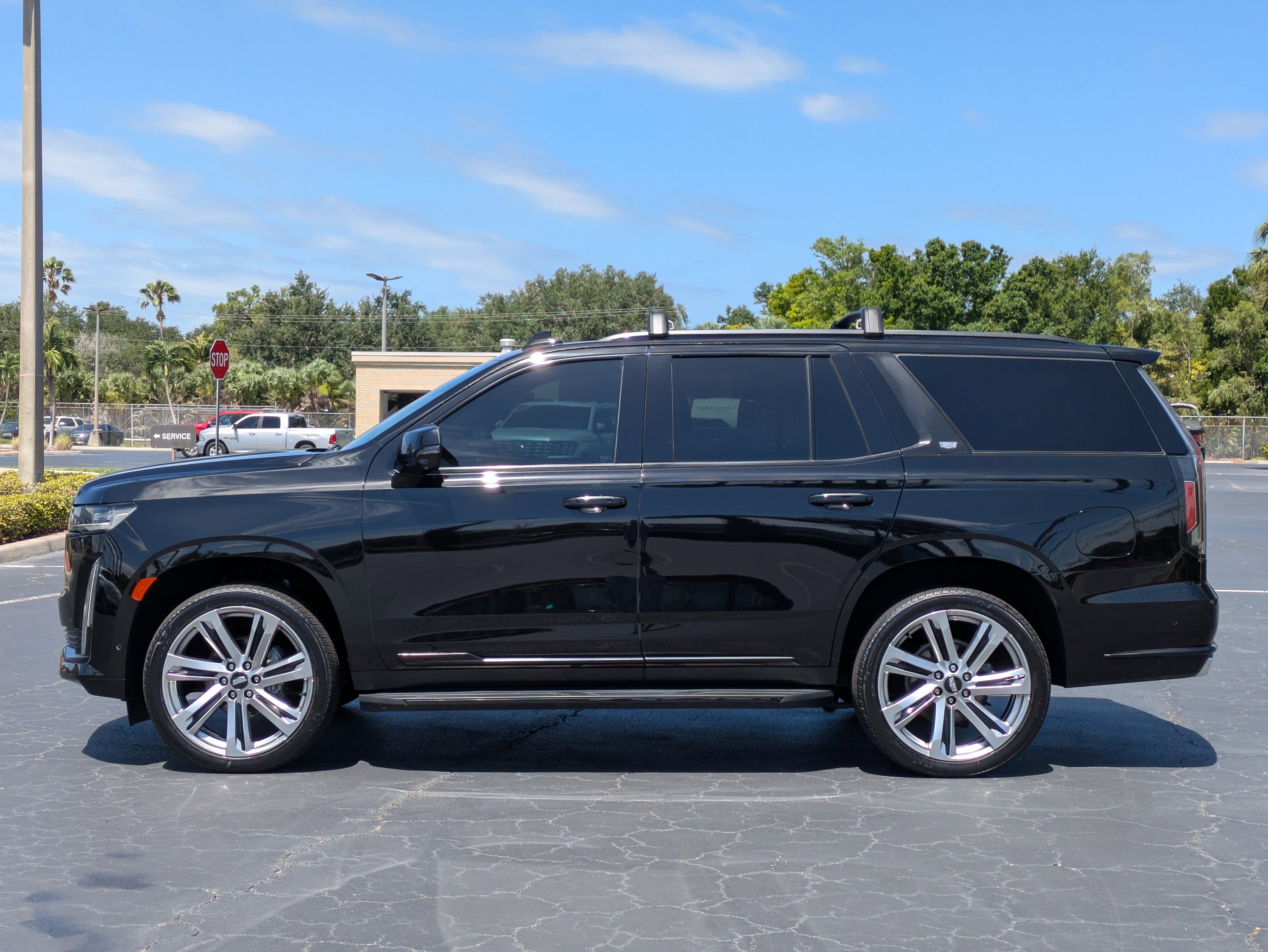 Used 2021 Cadillac Escalade Premium Luxury w/ LPO, Radiant Package AWD/4WD image 3