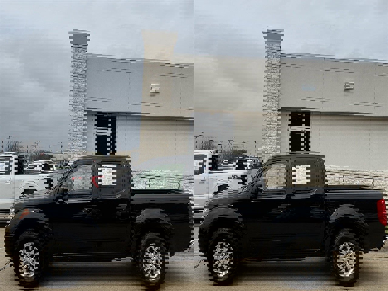 Used 2019 Nissan Frontier SV image 3