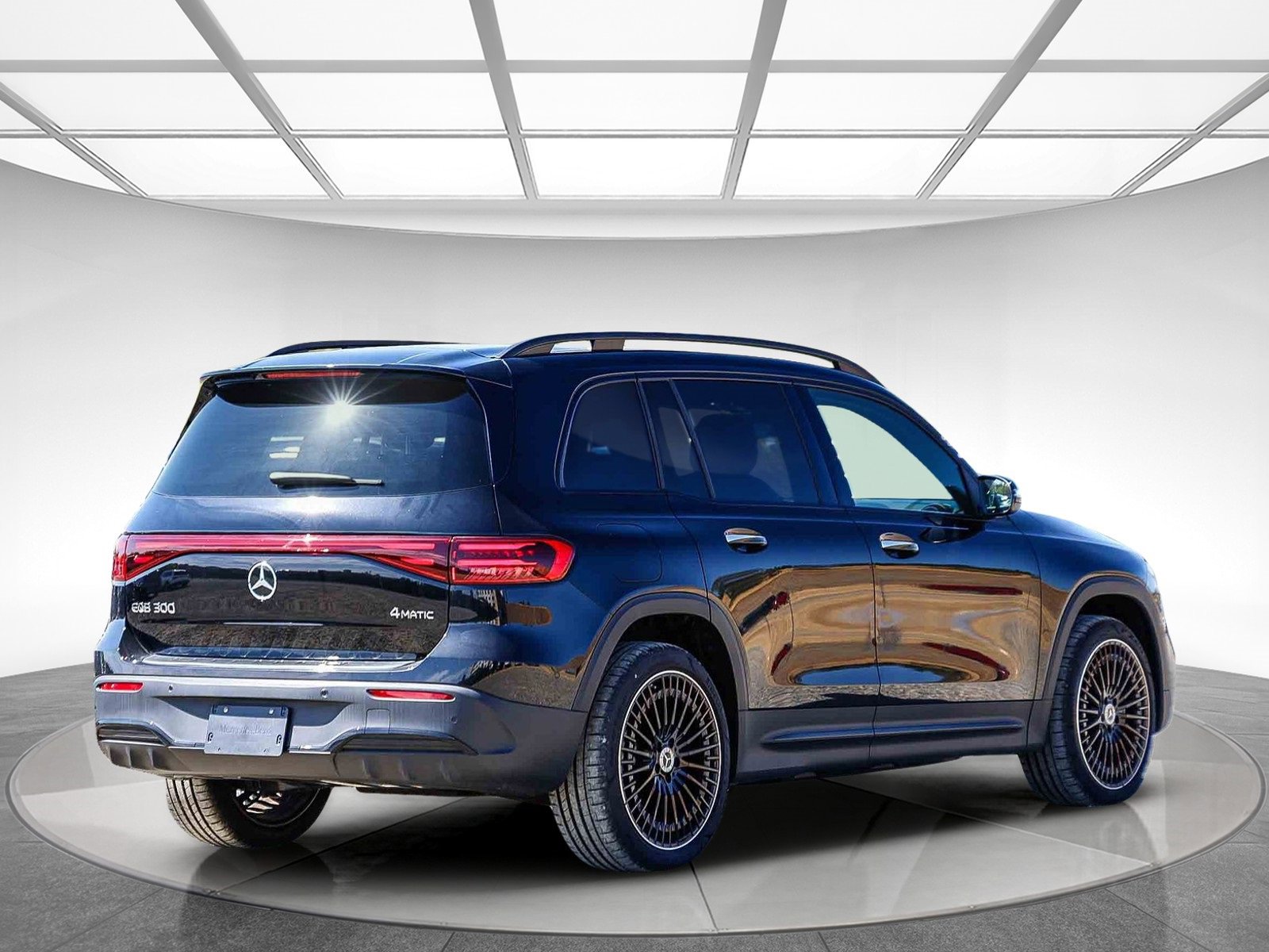 Used 2024 Mercedes-Benz EQB 300 4MATIC image 4