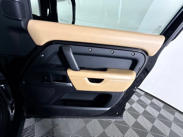 Used 2025 Land Rover Defender 130 X-Dynamic SE AWD/4WD image 40