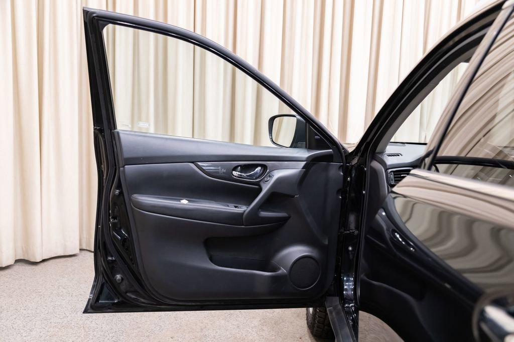 Used 2017 Nissan Rogue SV image 8