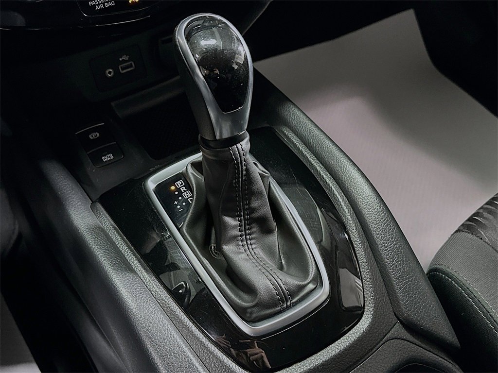 Used 2019 Nissan Rogue SV w/ Premium Package image 18