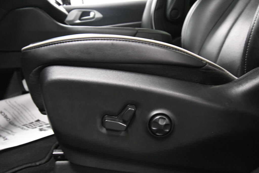 Used 2025 Chrysler Pacifica Limited FWD image 11