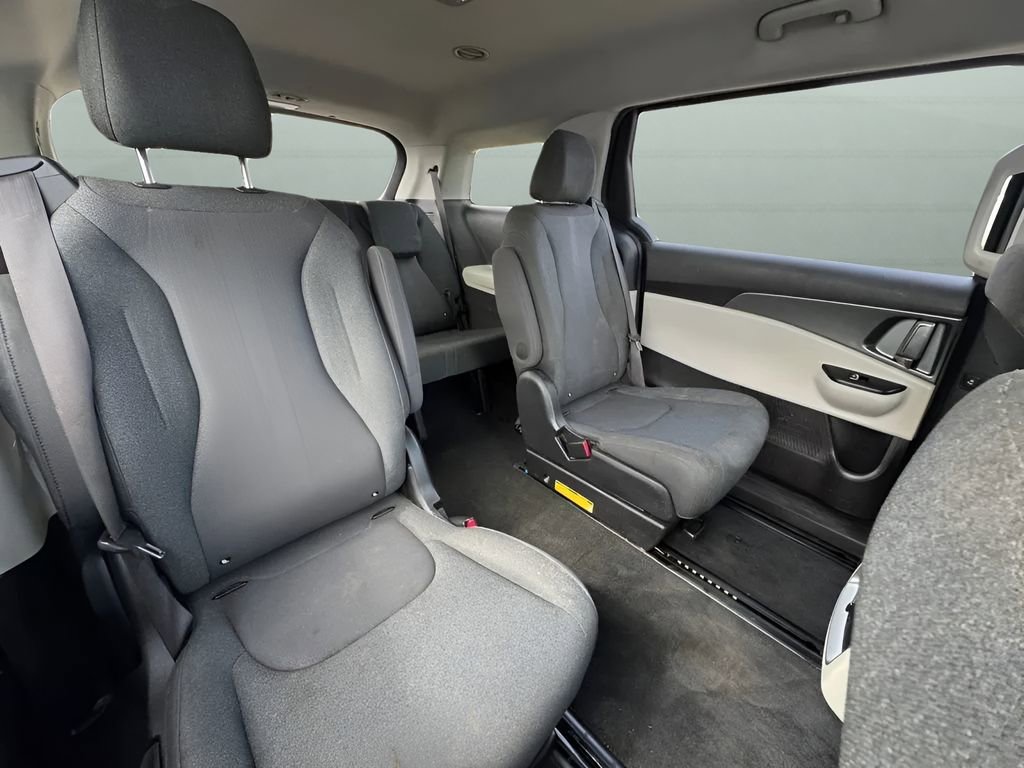 Used 2022 Kia Carnival LX image 18
