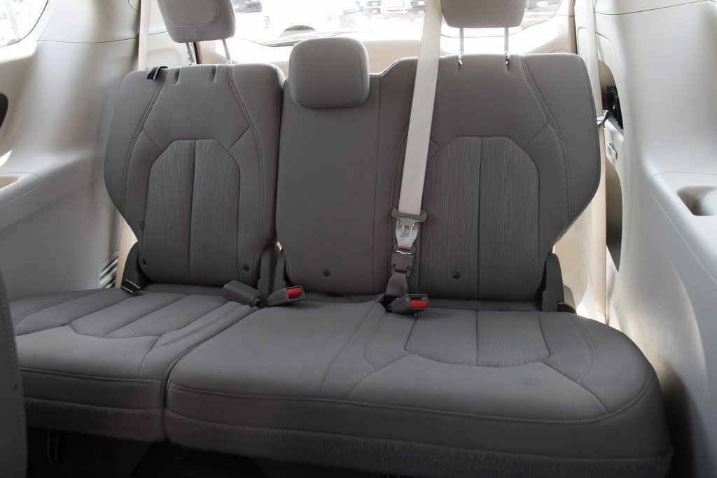 Used 2021 Chrysler Pacifica Touring w/ Uconnect Theater Family Group image 33