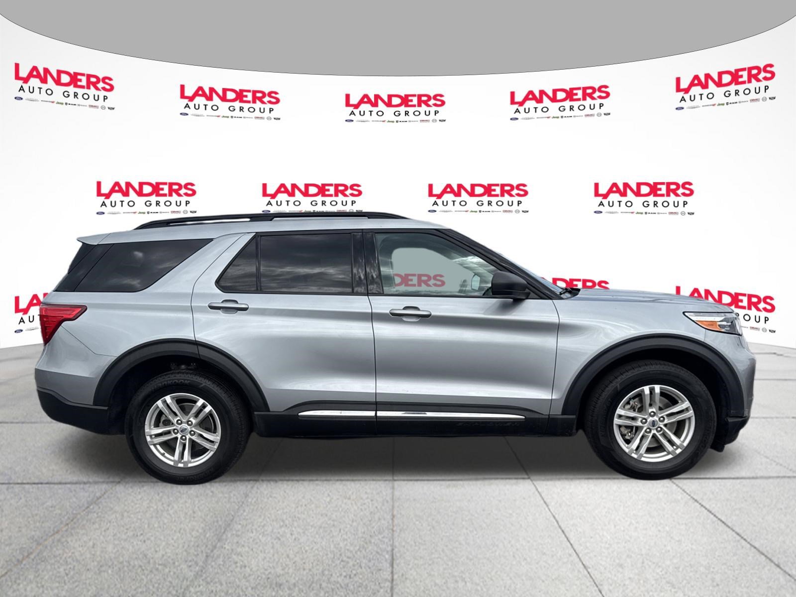 Used 2023 Ford Explorer XLT AWD/4WD image 2