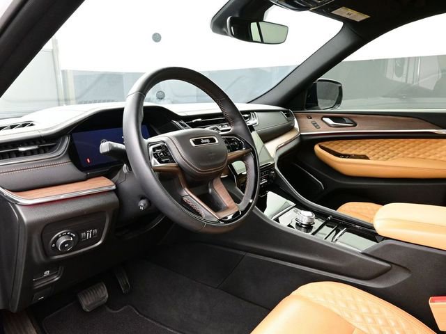 Used 2023 Jeep Grand Cherokee Summit image 4