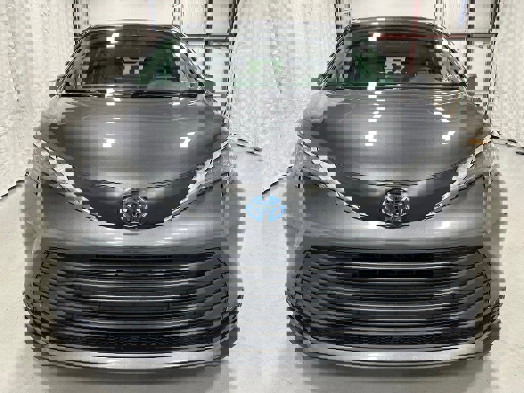 Used 2025 Toyota Sienna XLE image 2