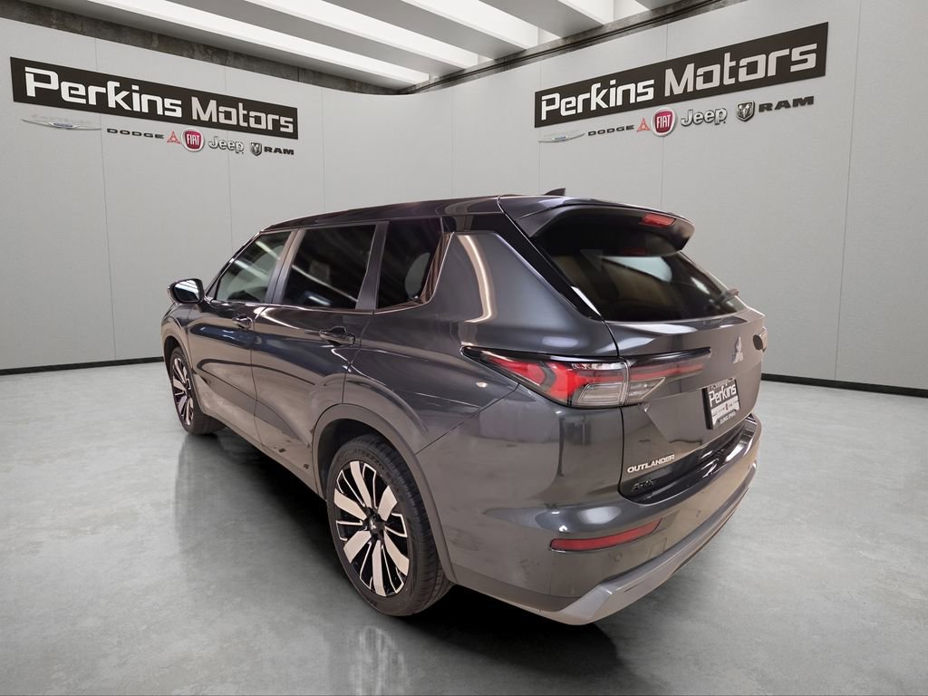Used 2025 Mitsubishi Outlander SE image 3