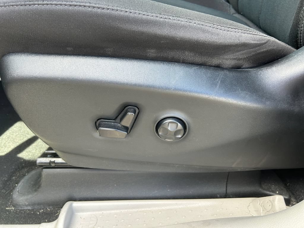 Certified 2023 Chrysler Voyager LX FWD image 13