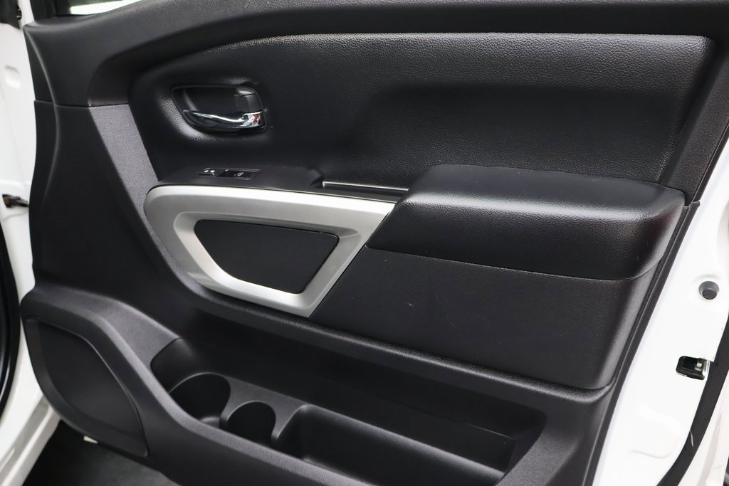 Used 2022 Nissan Titan SV image 12