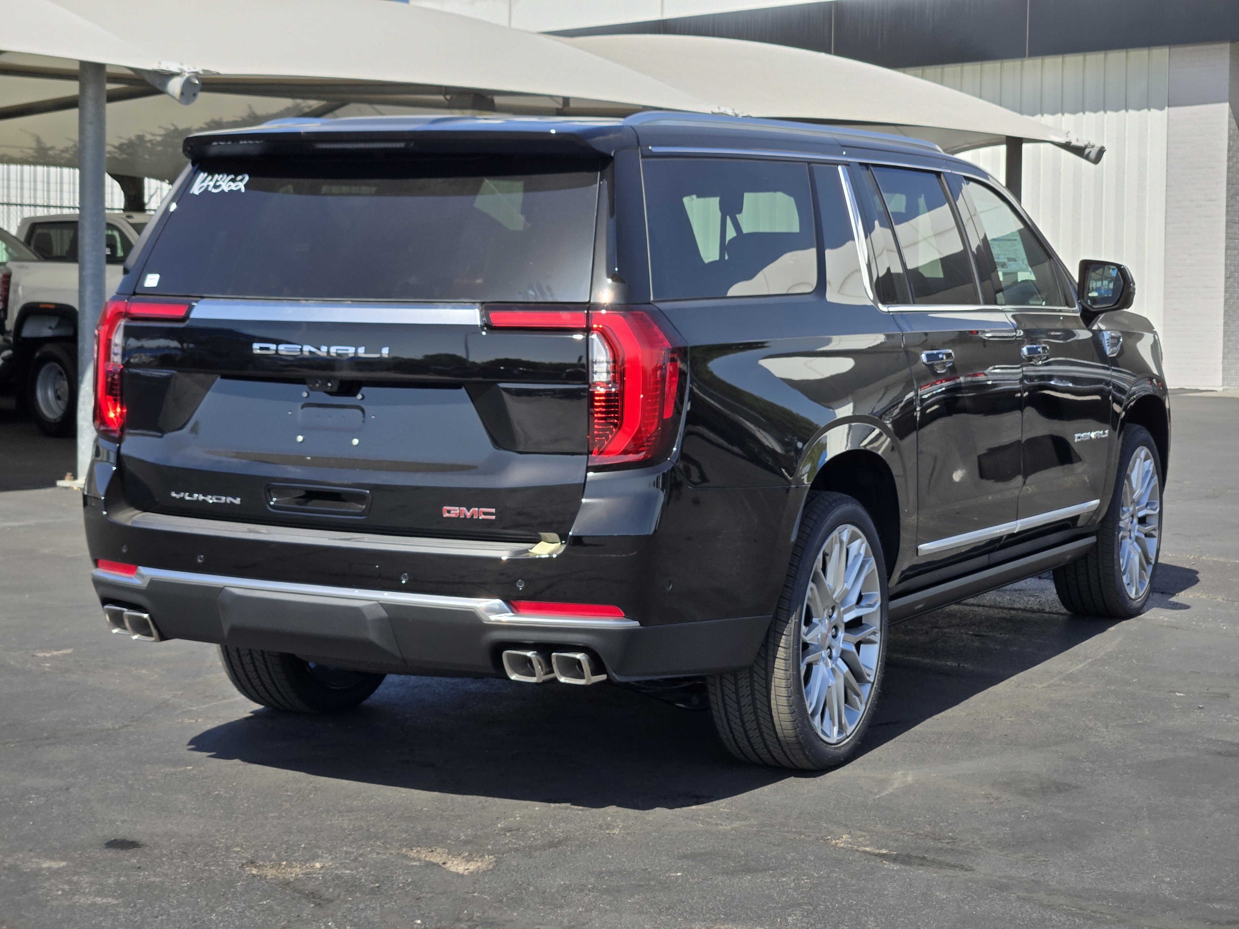 New 2026 GMC Yukon XL Denali w/ Denali Reserve Package AWD/4WD image 4