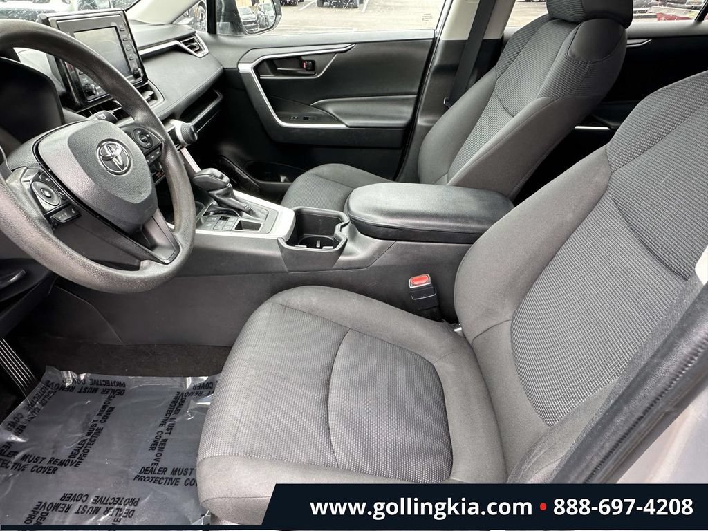 Used 2022 Toyota RAV4 LE AWD/4WD image 16