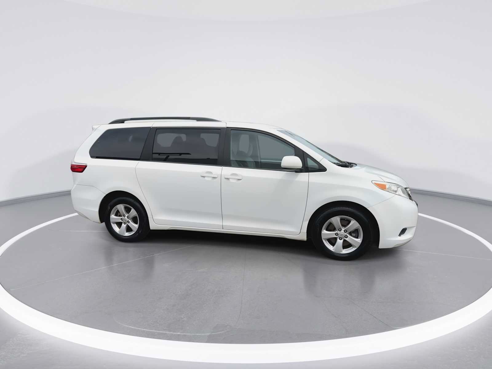 Used 2015 Toyota Sienna LE FWD image 9