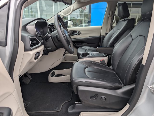 Used 2024 Chrysler Pacifica Touring-L FWD image 10