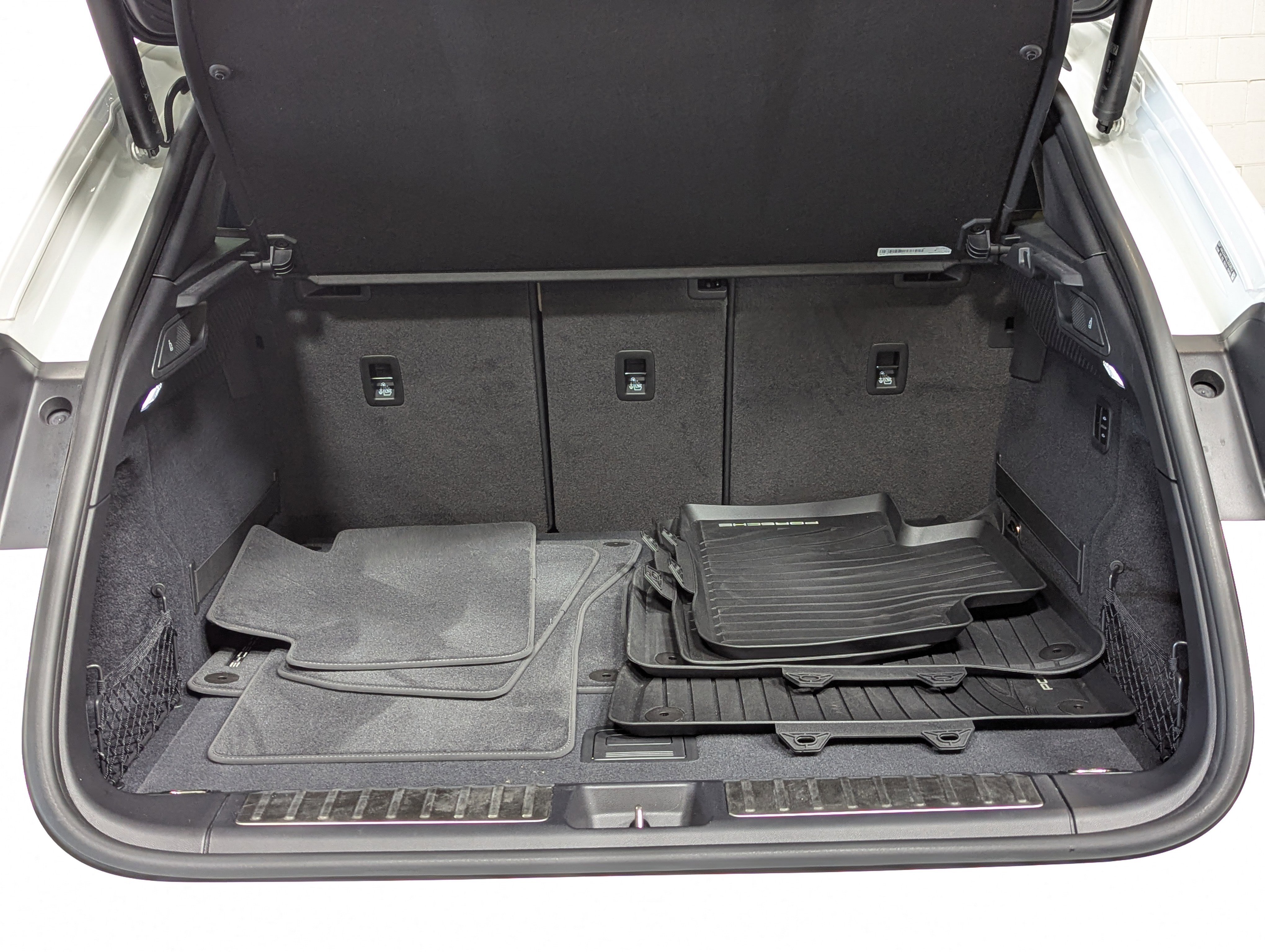 Certified 2025 Porsche Macan 4 Electric image 17