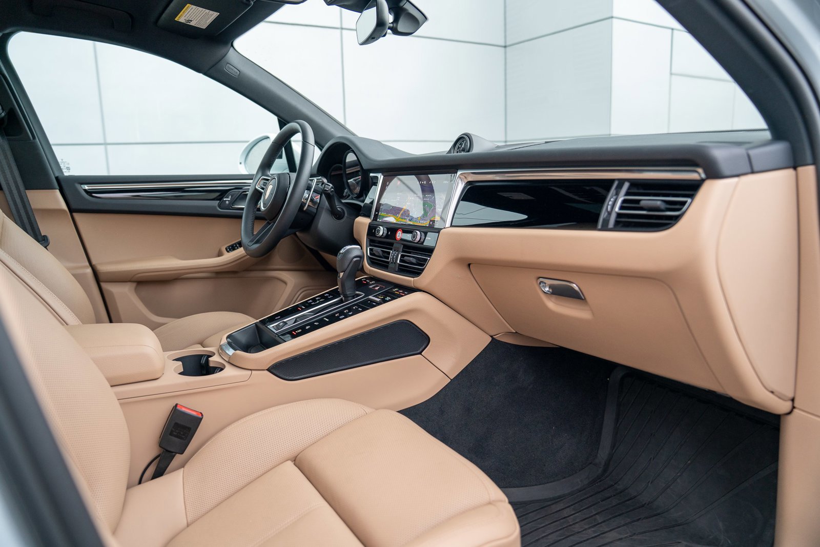 Used 2025 Porsche Macan image 25