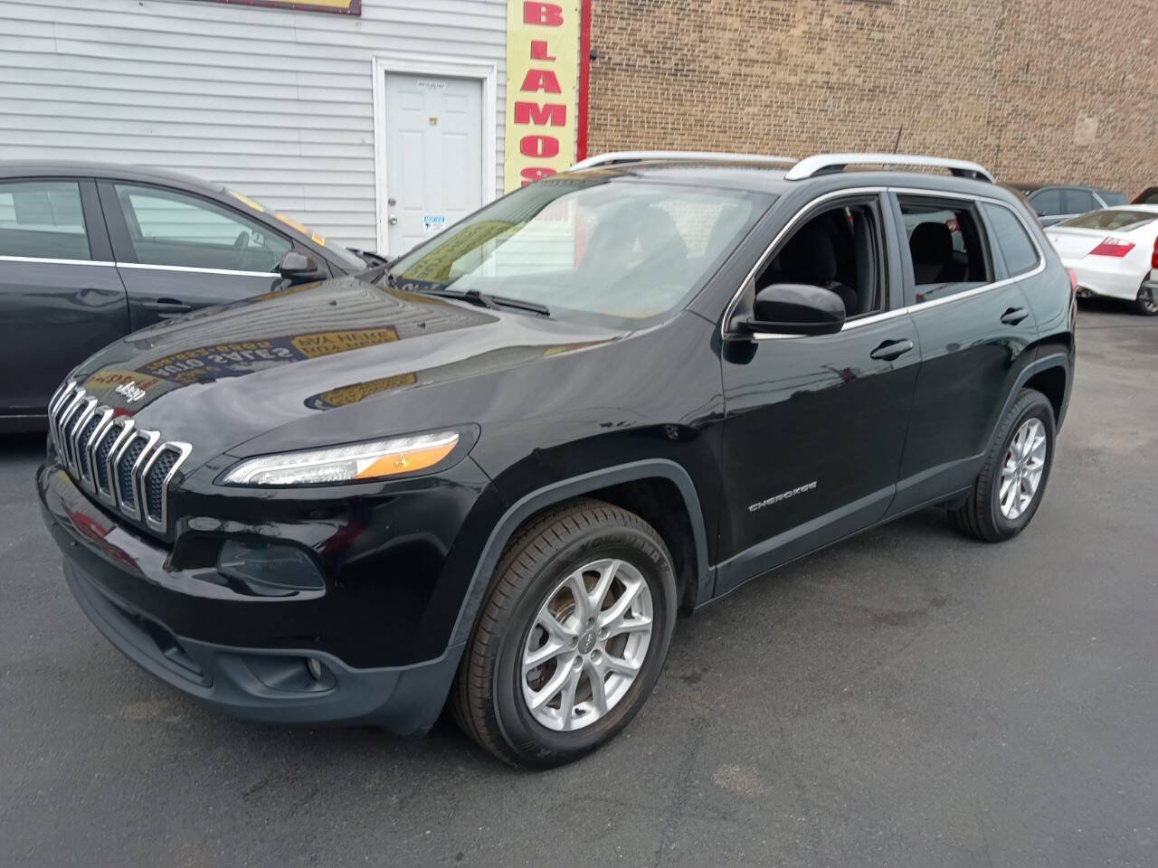 Used 2018 Jeep Cherokee Latitude w/ Cold Weather Group AWD/4WD image 2