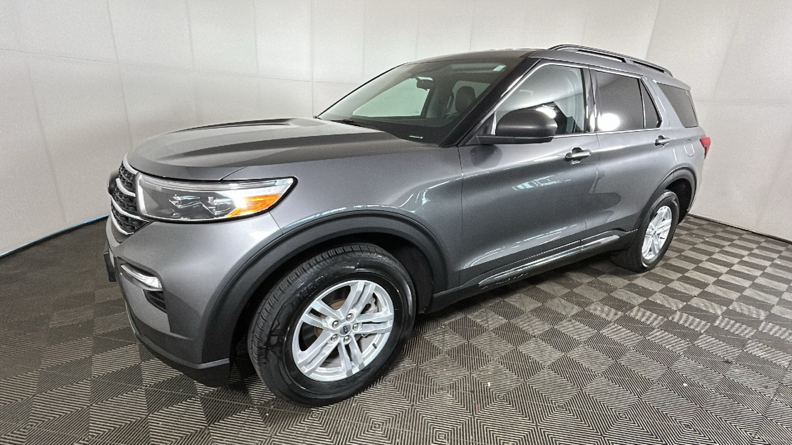 Used 2023 Ford Explorer XLT w/ Equipment Group 202A AWD/4WD image 7