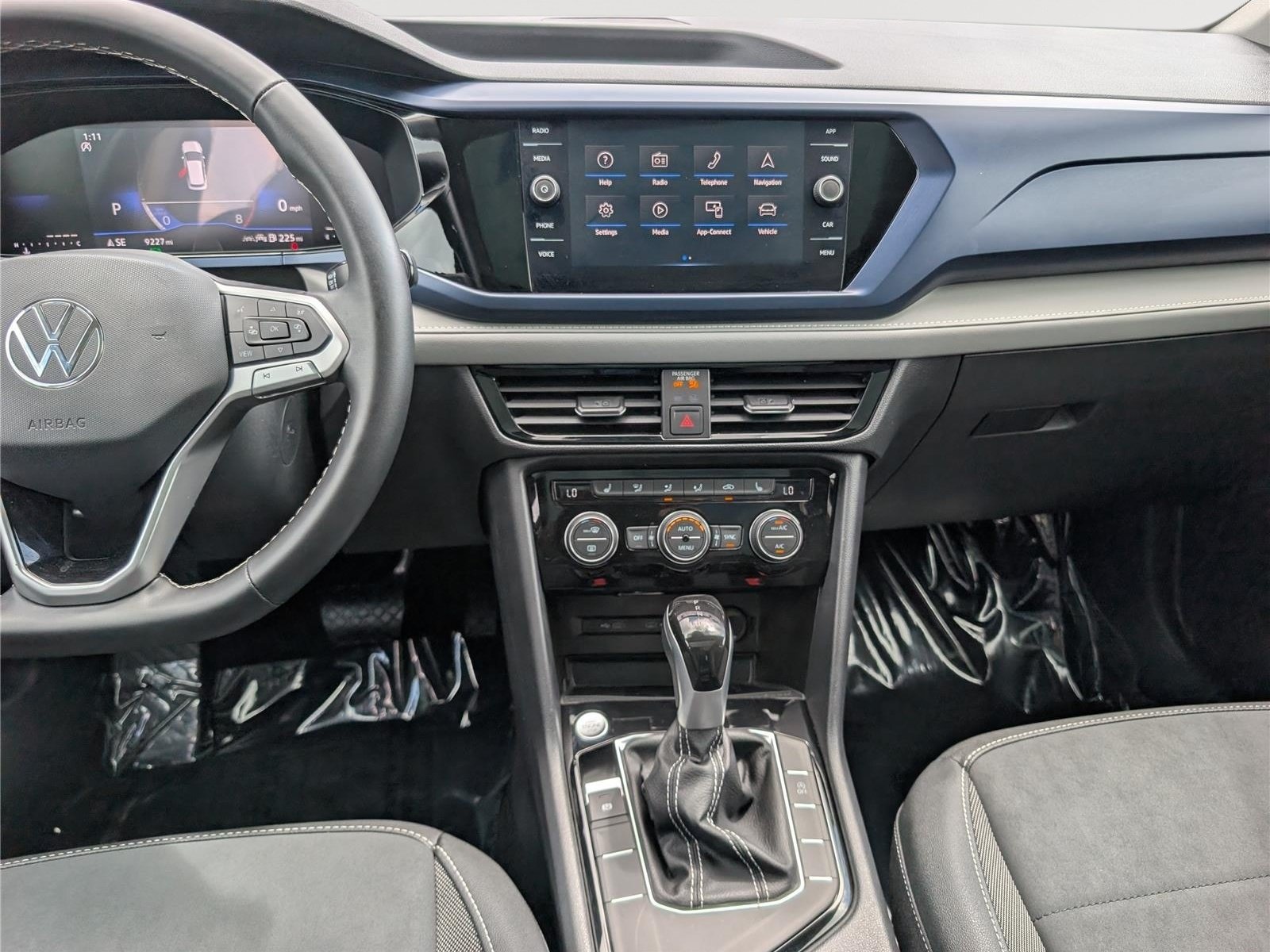 Used 2024 Volkswagen Taos SE w/ Panoramic Sunroof Package FWD image 18