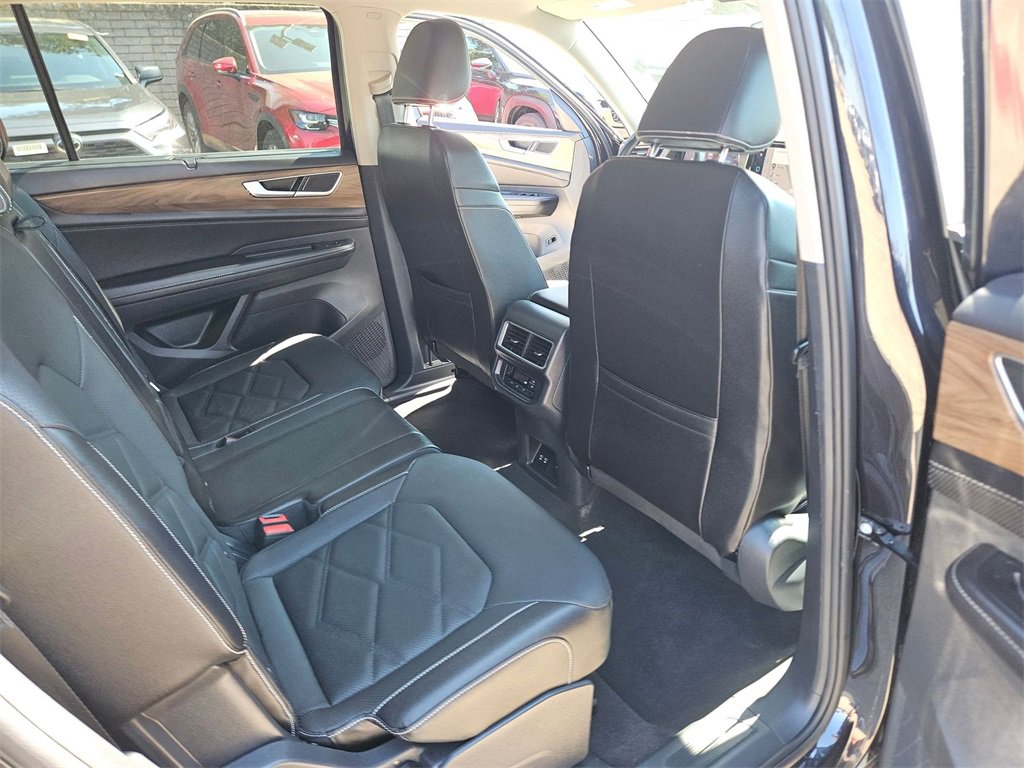 Used 2025 Volkswagen Atlas SE image 27