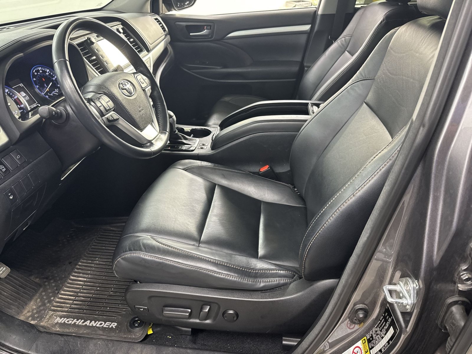 Used 2018 Toyota Highlander XLE AWD/4WD image 16